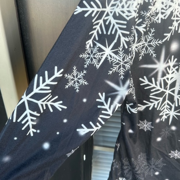 EUC Snowflake long sleeve tee ❄️ - Picture 5 of 6